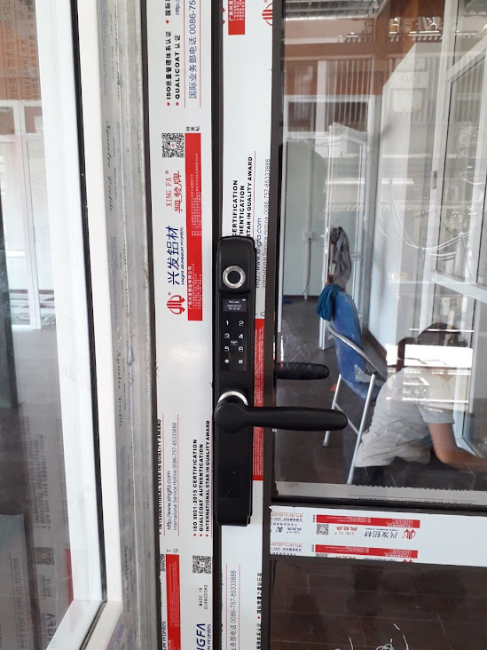 Khóa cửa điện tử vân tay và mã số lắp trên cửa nhôm kính trong nhà